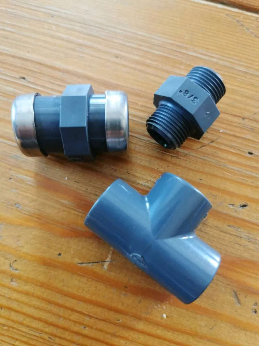 700 x Plumbing Fittings 3/8 - Image 1