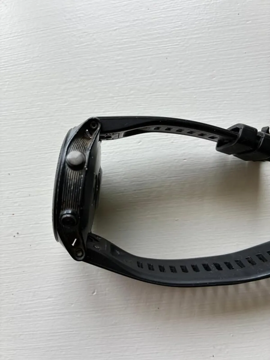 Garmin Forerunner 945, Cracked Screen but Fully Working, Maps + Music, Charger Included - Image 4