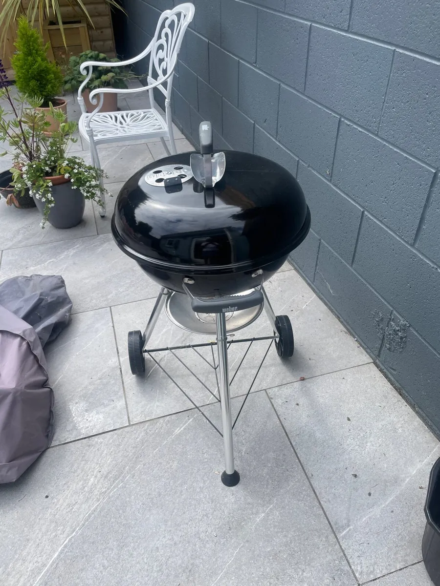 Weber compact kettle barbecue