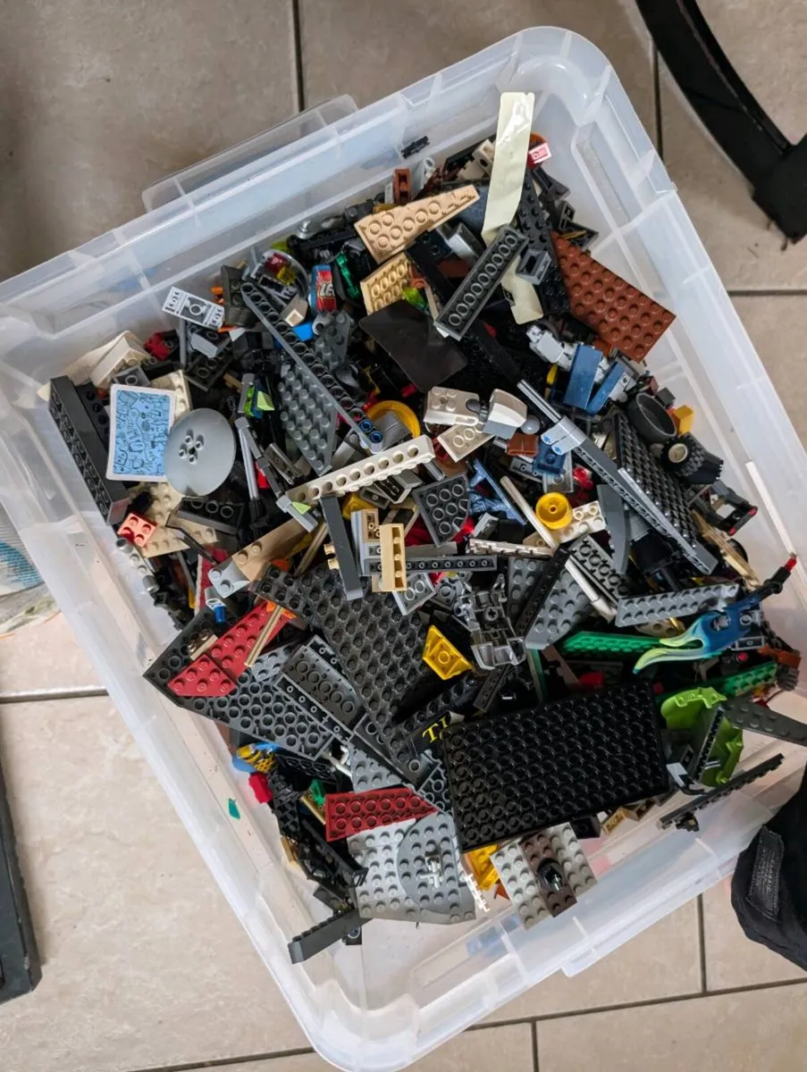 Box of Lego Star wars etc. - Image 1