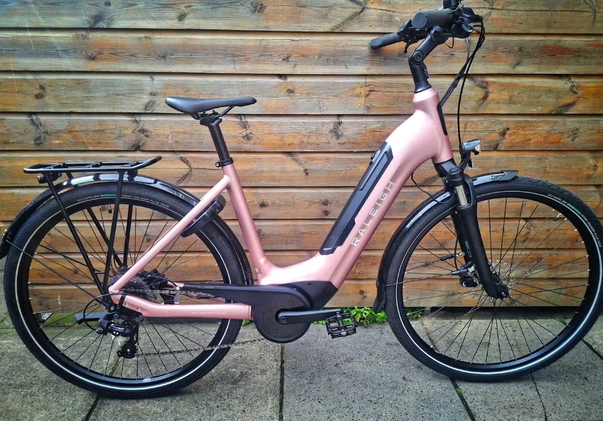 Raleigh Motus Tour E-City Bike, Pink, Medium 51cm - Image 3