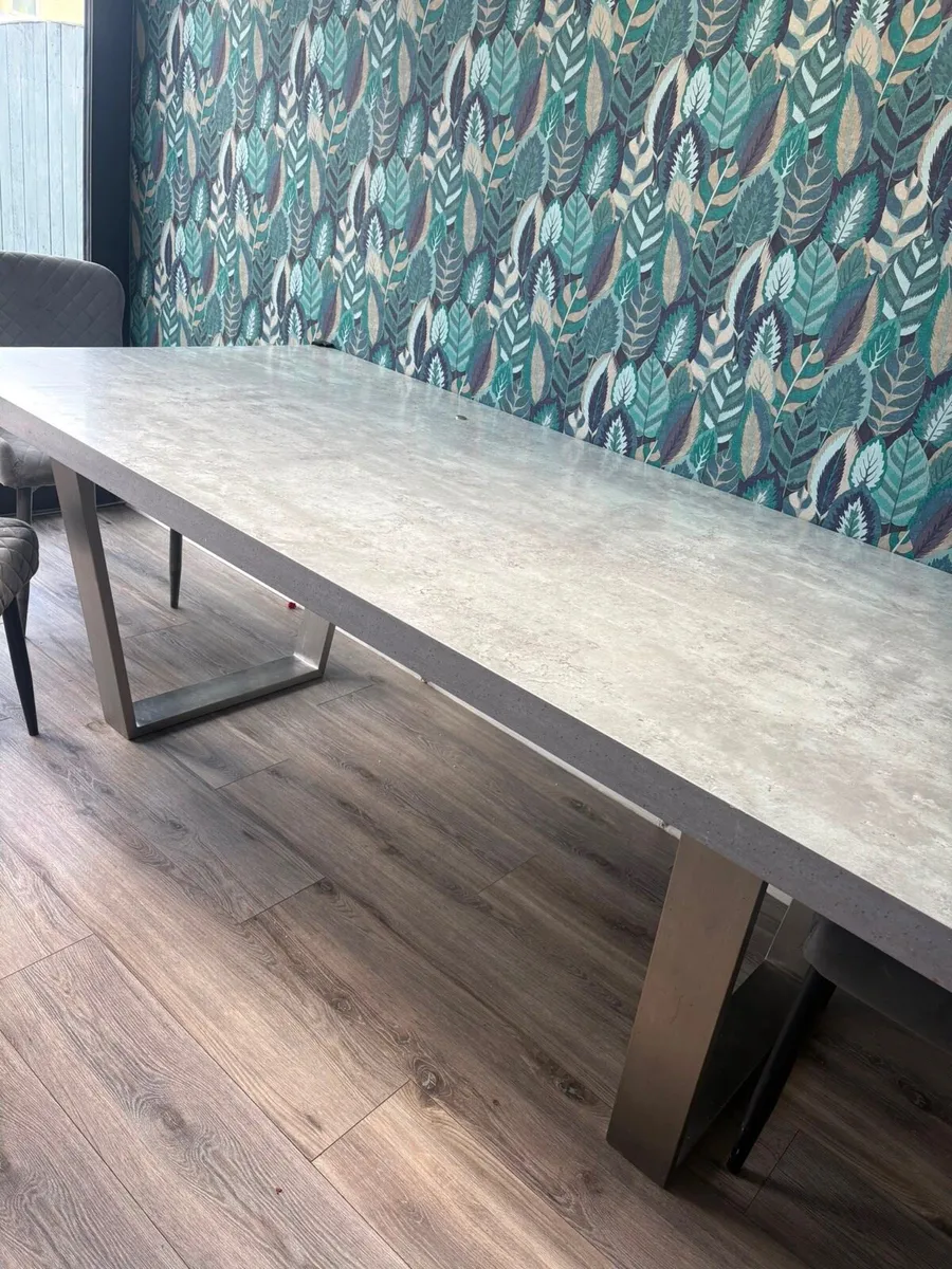 Dining table - Image 1