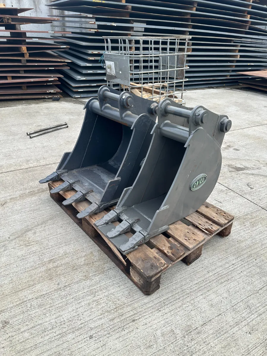Oriel 5 Tonne Excavator Buckets 24" & 12" - Image 1