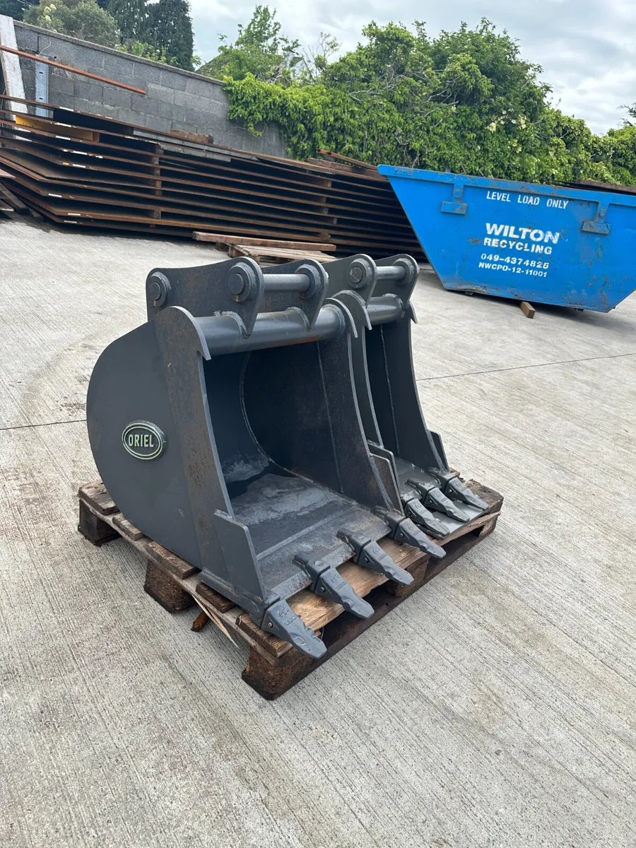 Oriel 5 Tonne Excavator Buckets 24" & 12" - Image 2