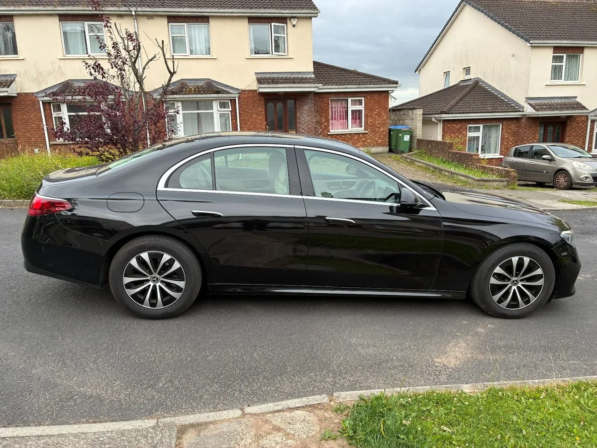 Mercedes-Benz E-Class 2024 - Image 2