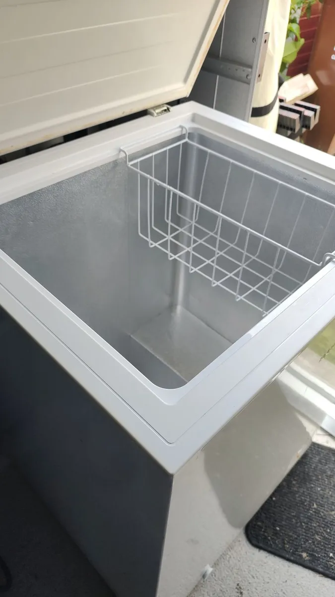 Chest freezer Logik 142 Litre capacity €75 ono - Image 2