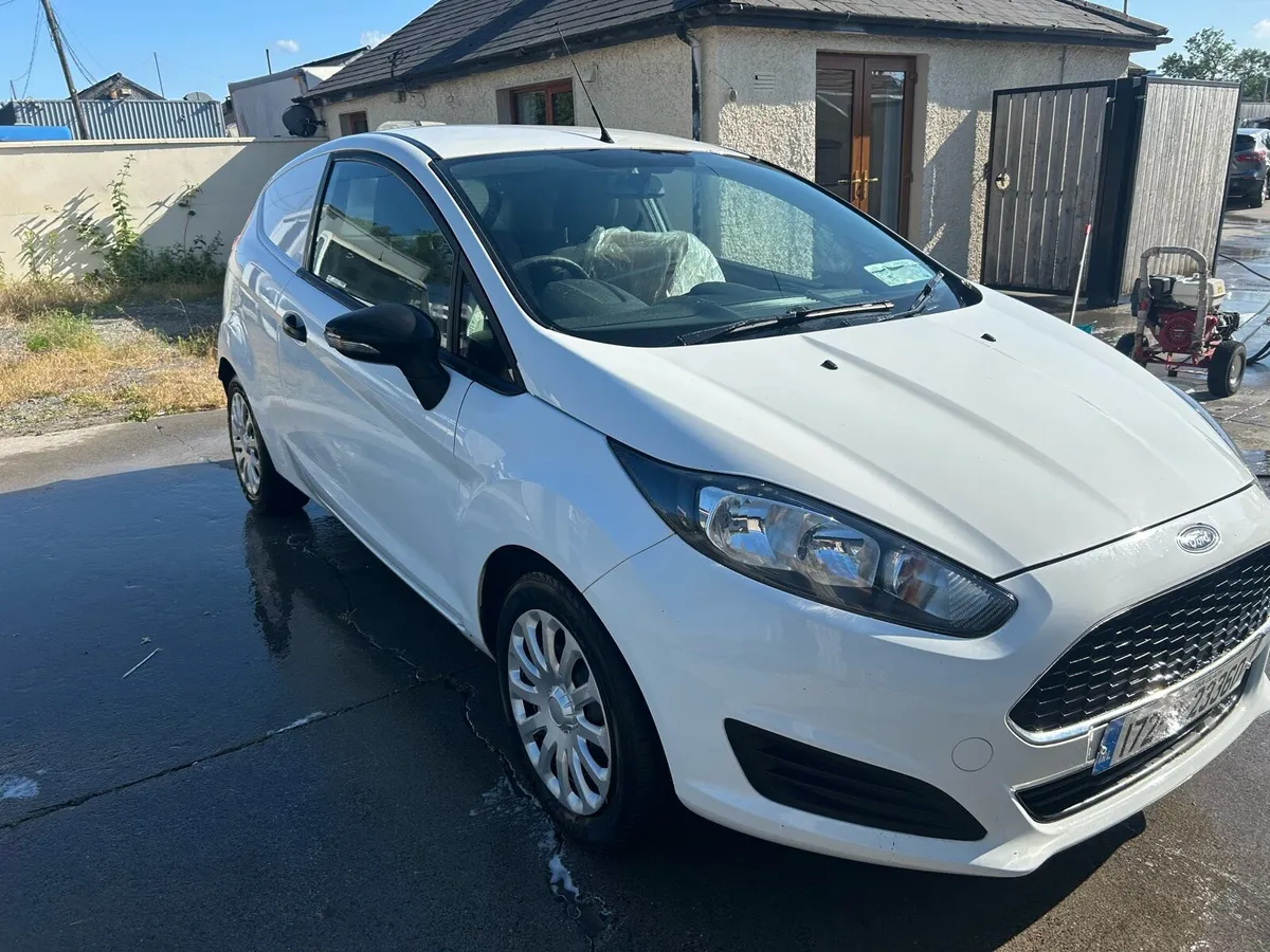 2017 ford fiesta - Image 2