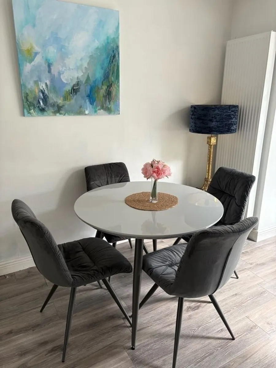 kitchen table and chairs - Image 1
