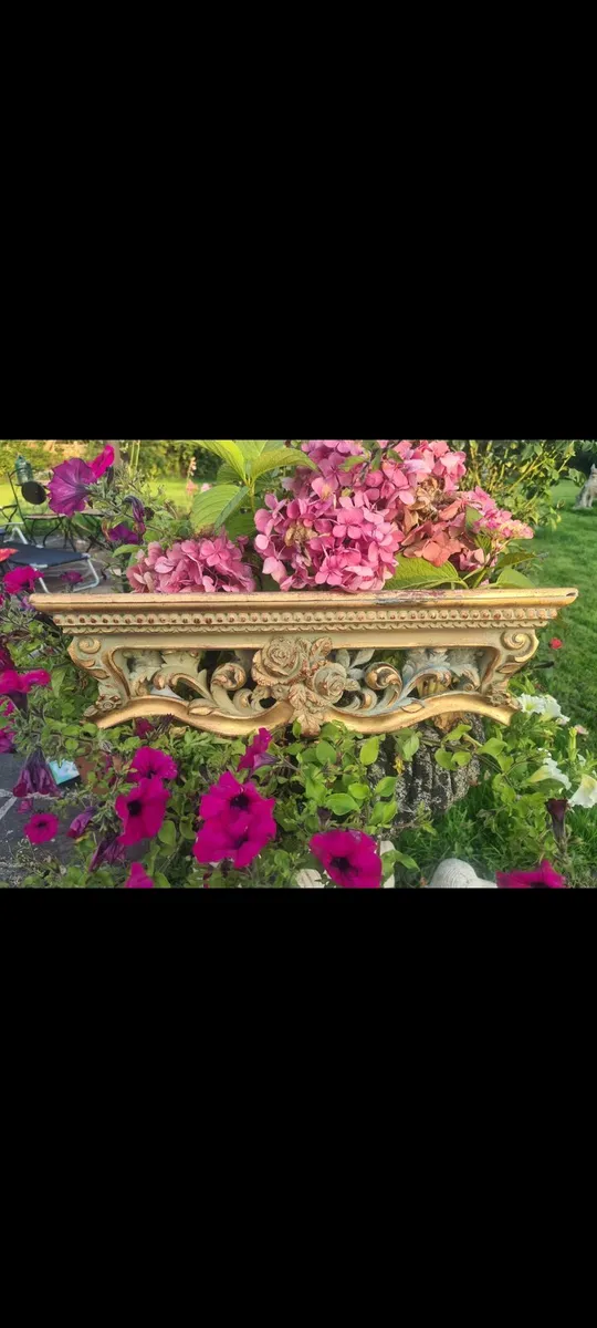 Vintage gilt shelves - Image 2
