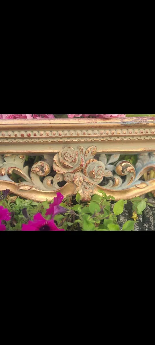 Vintage gilt shelves - Image 4