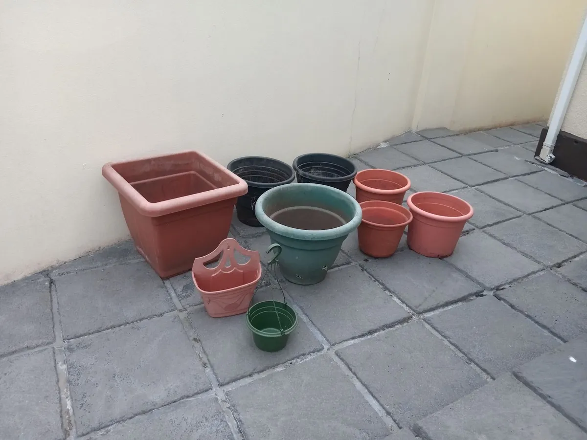 9 PLASTIC FLOWER POTS