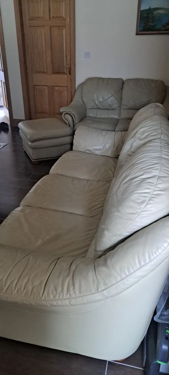 3 and 2 Leather Suite + Footstool - Image 4