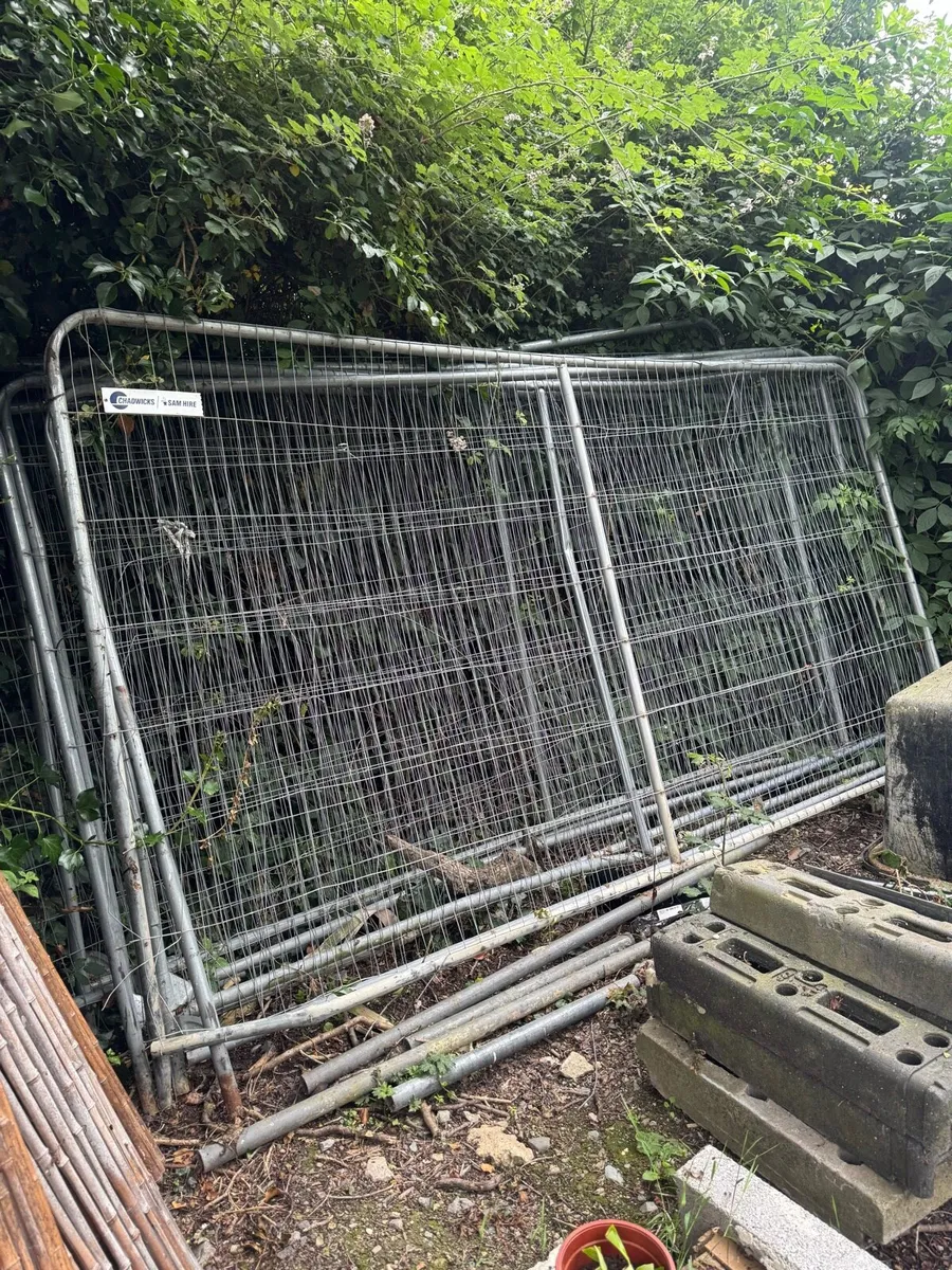 harris fencing x 8 , Fencing Feet x 7 - Image 1