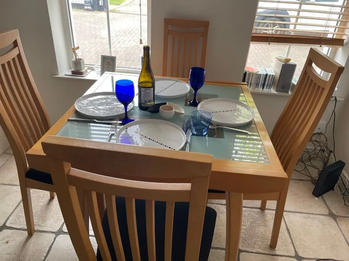 Extendable glass table and 4 chairs - Image 2