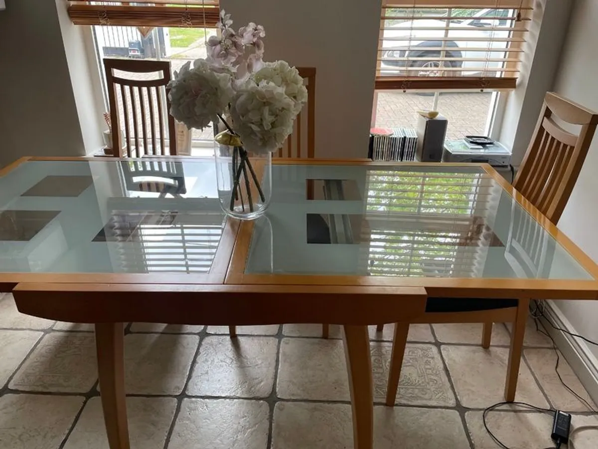 Extendable glass table and 4 chairs - Image 3