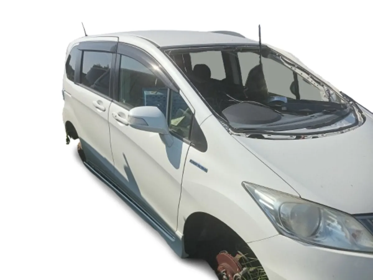 201l4 Honda freed hybrid for parts - Image 2