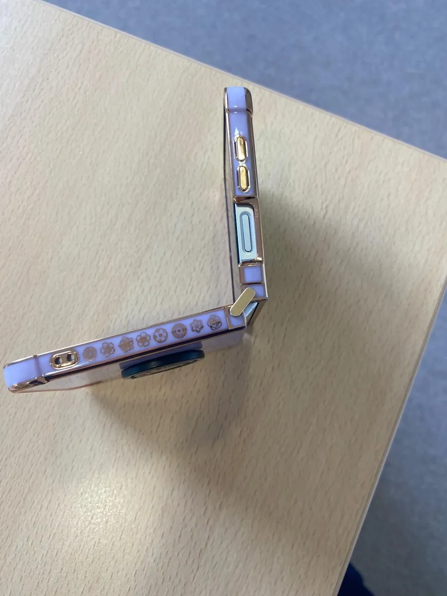 Samsung Galaxy Flip 7 Phone - Image 1