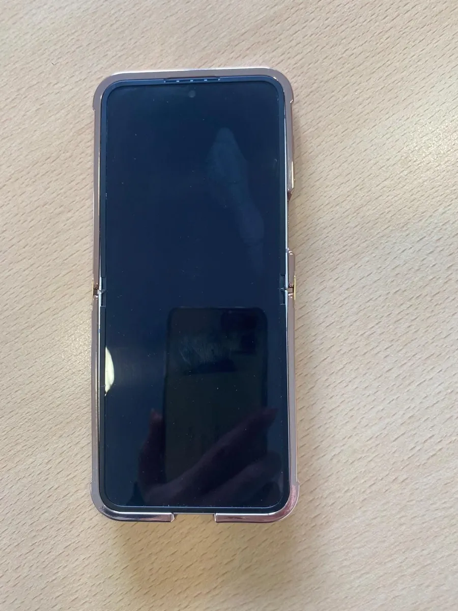Samsung Galaxy Flip 7 Phone - Image 4