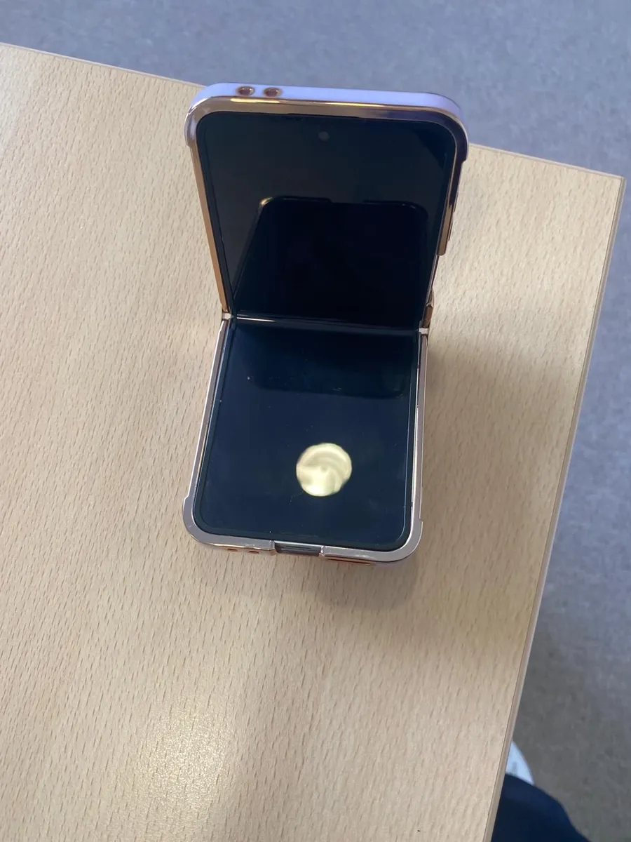 Samsung Galaxy Flip 7 Phone - Image 2