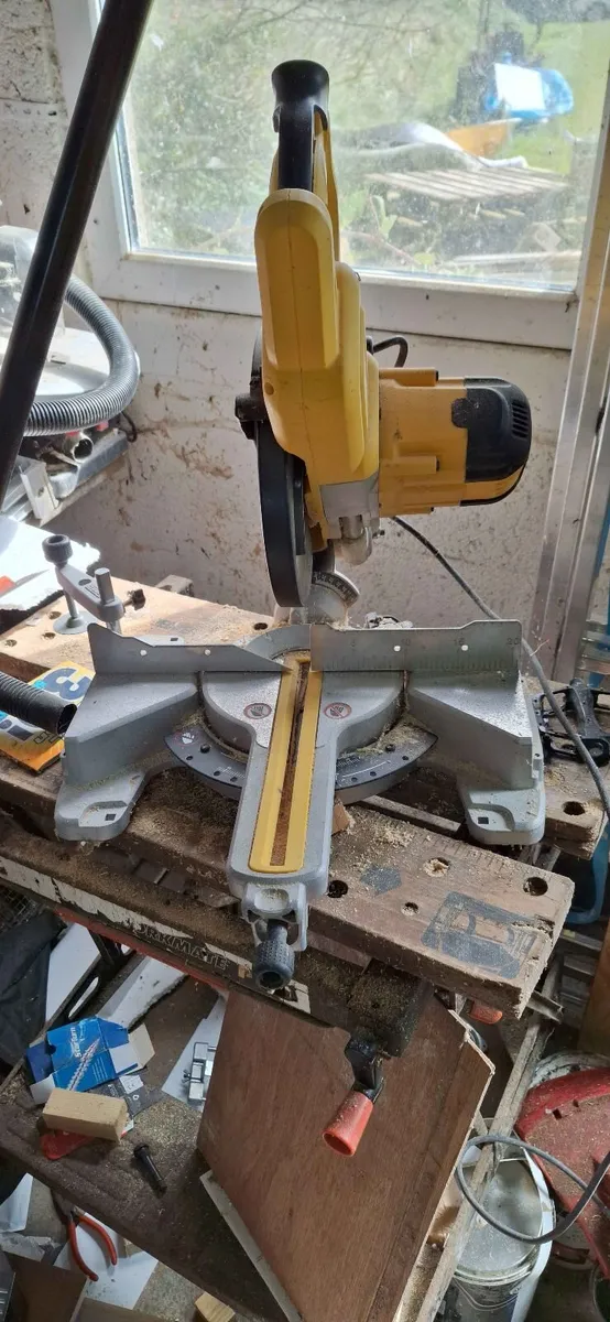 DeWalt DWS773 216mm Mitre Saw - Image 2