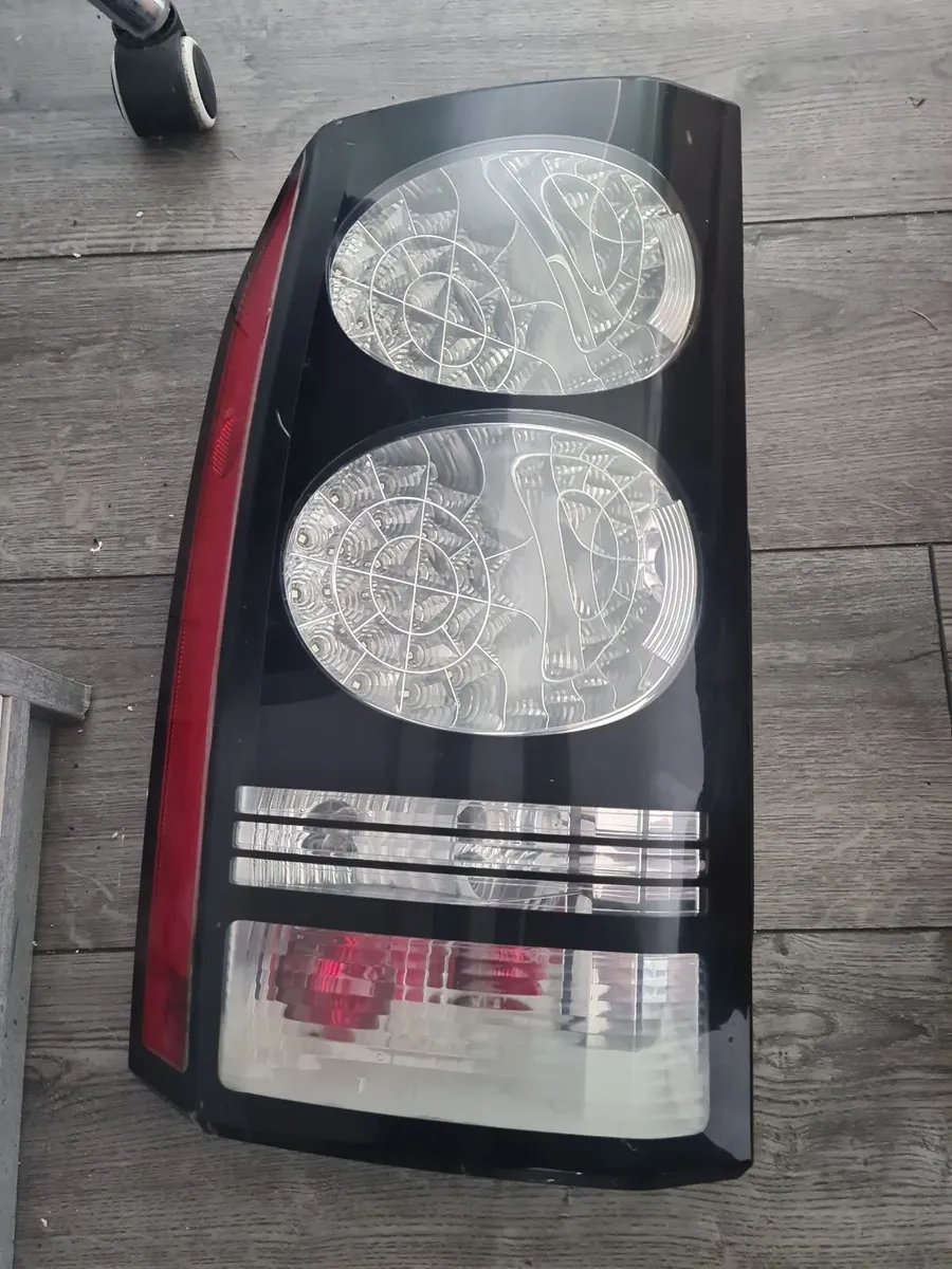 Discovery 4 LHS TAIL LIGHT