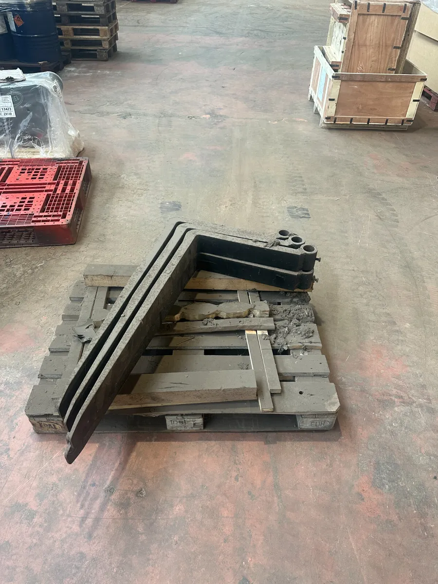Floating Pallet Forks - Image 1