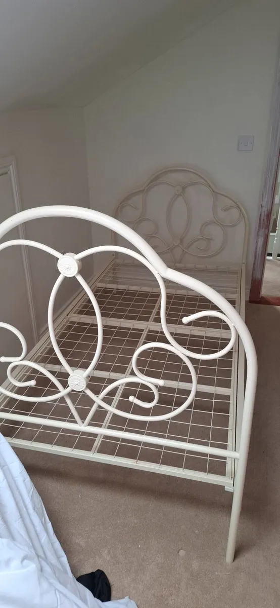 Single bed metal frame - Image 1