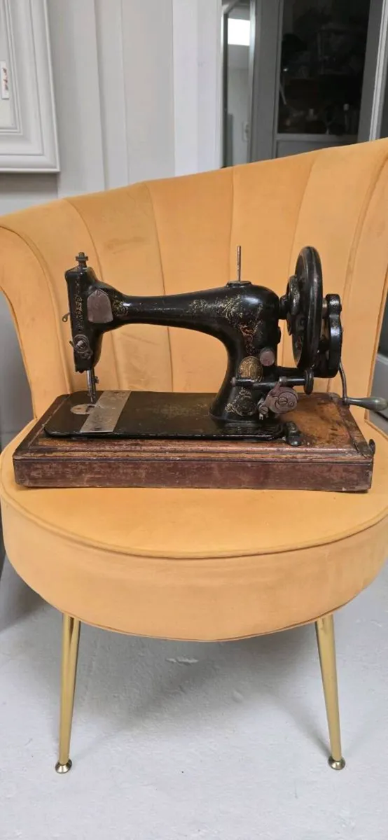 Singer antique sewing machine - Image 1