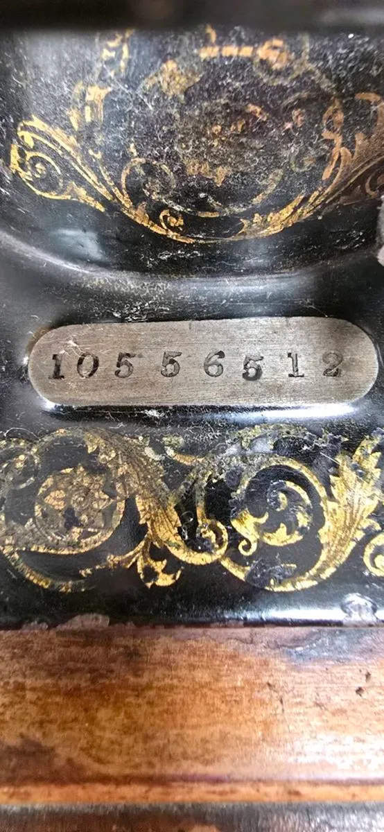 Singer antique sewing machine - Image 2