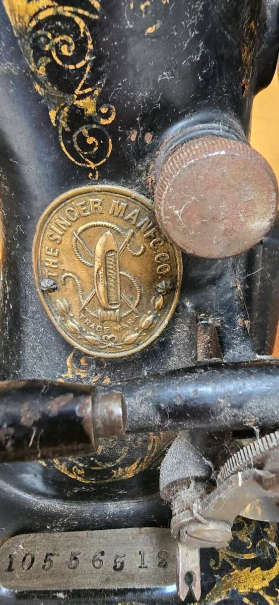 Singer antique sewing machine - Image 3