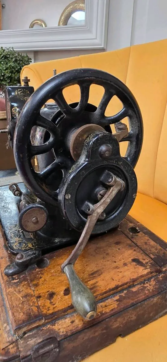 Singer antique sewing machine - Image 4