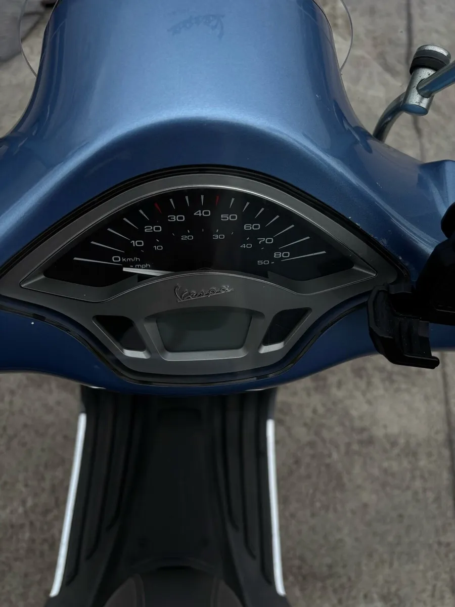 2015 Vespa Primavera 2 stroke 50cc model - Image 3