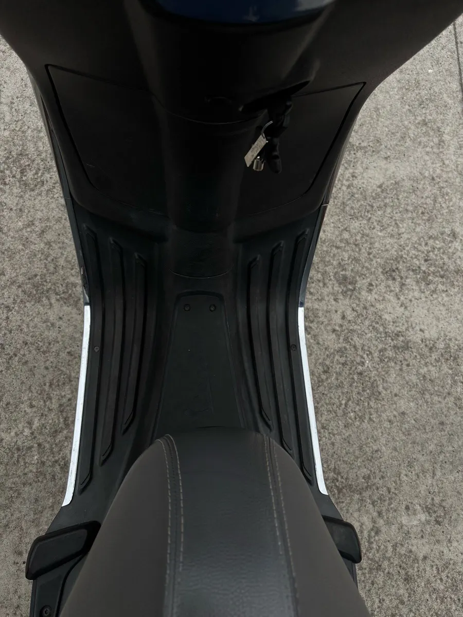 2015 Vespa Primavera 2 stroke 50cc model - Image 4