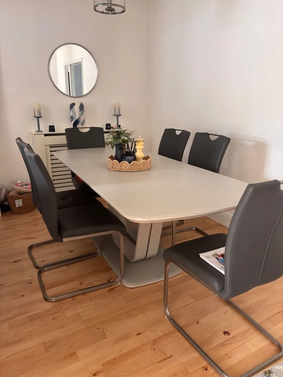 Dining table - Image 1