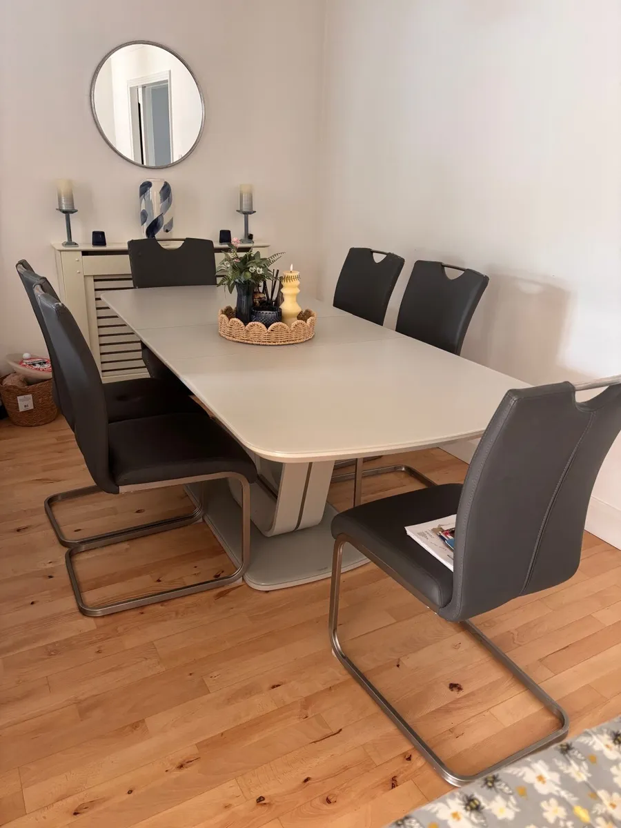 Dining table - Image 2