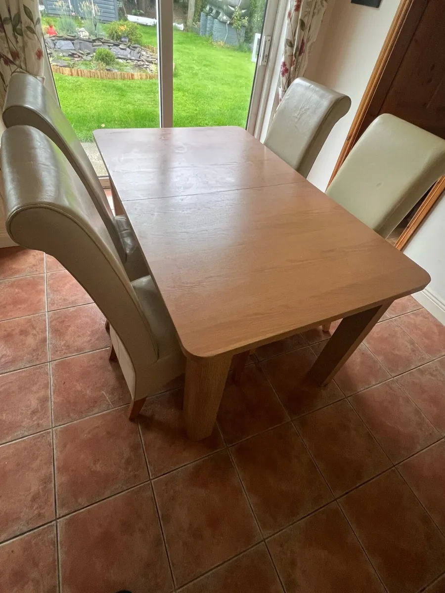 Table and chairs - Image 1