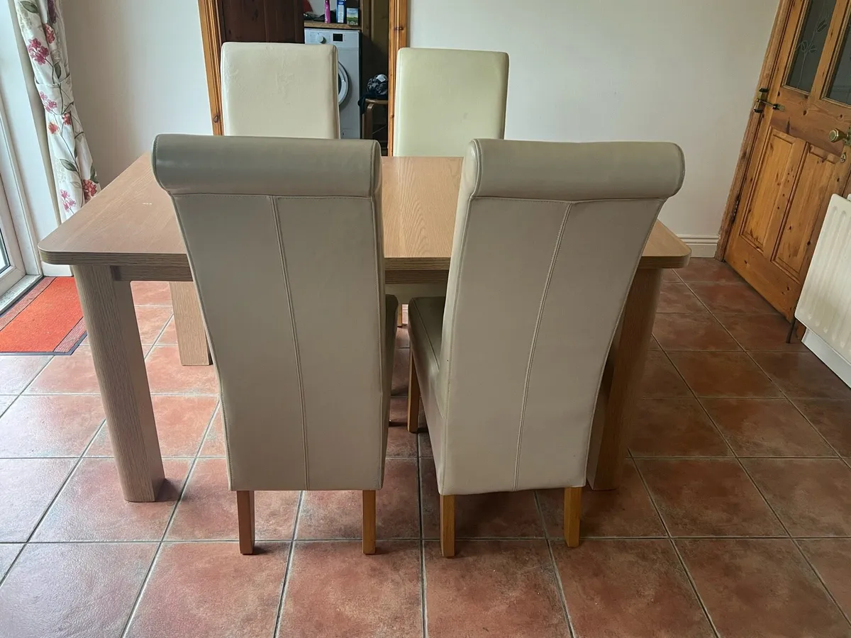 Table and chairs - Image 2