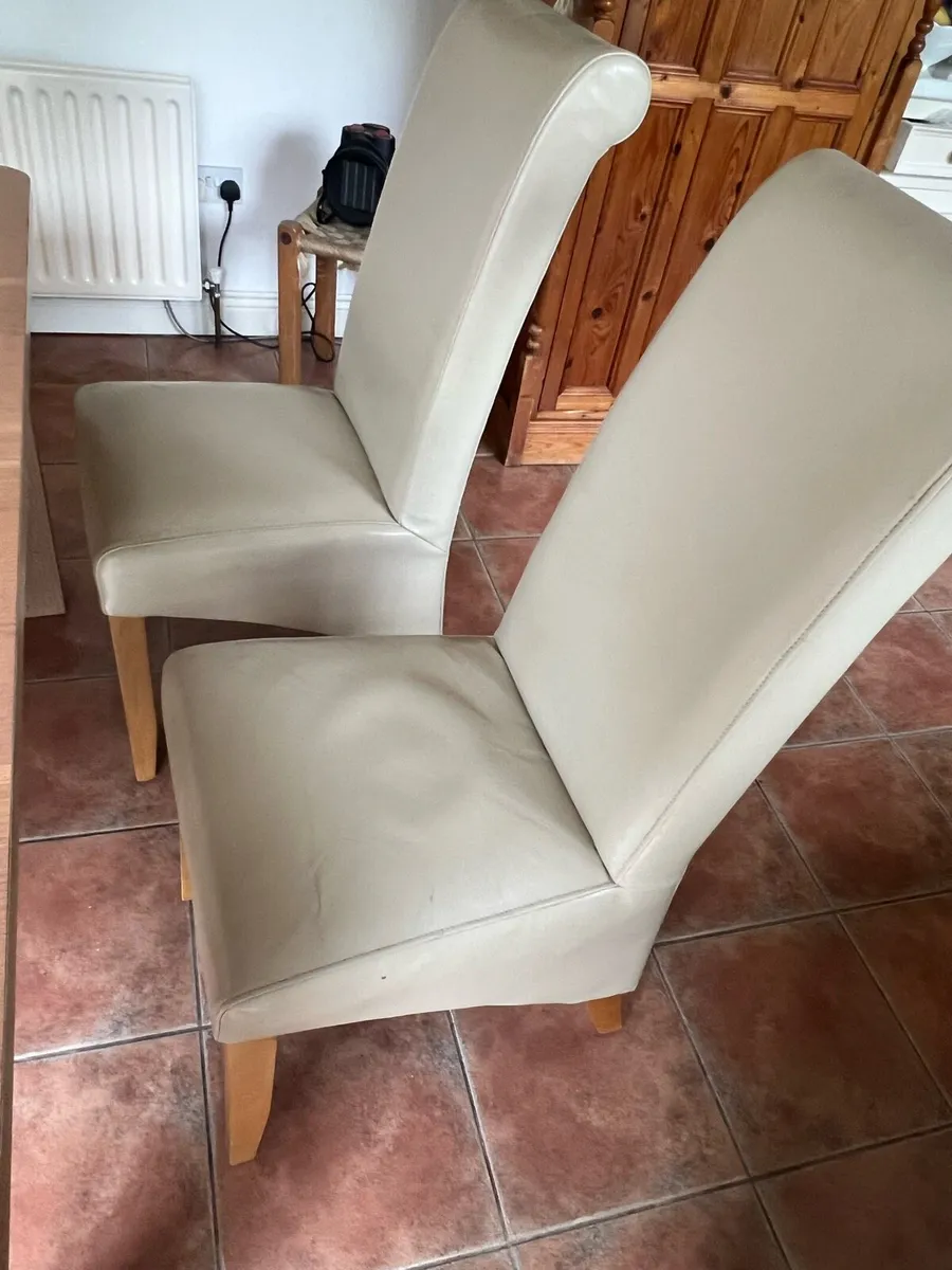 Table and chairs - Image 3