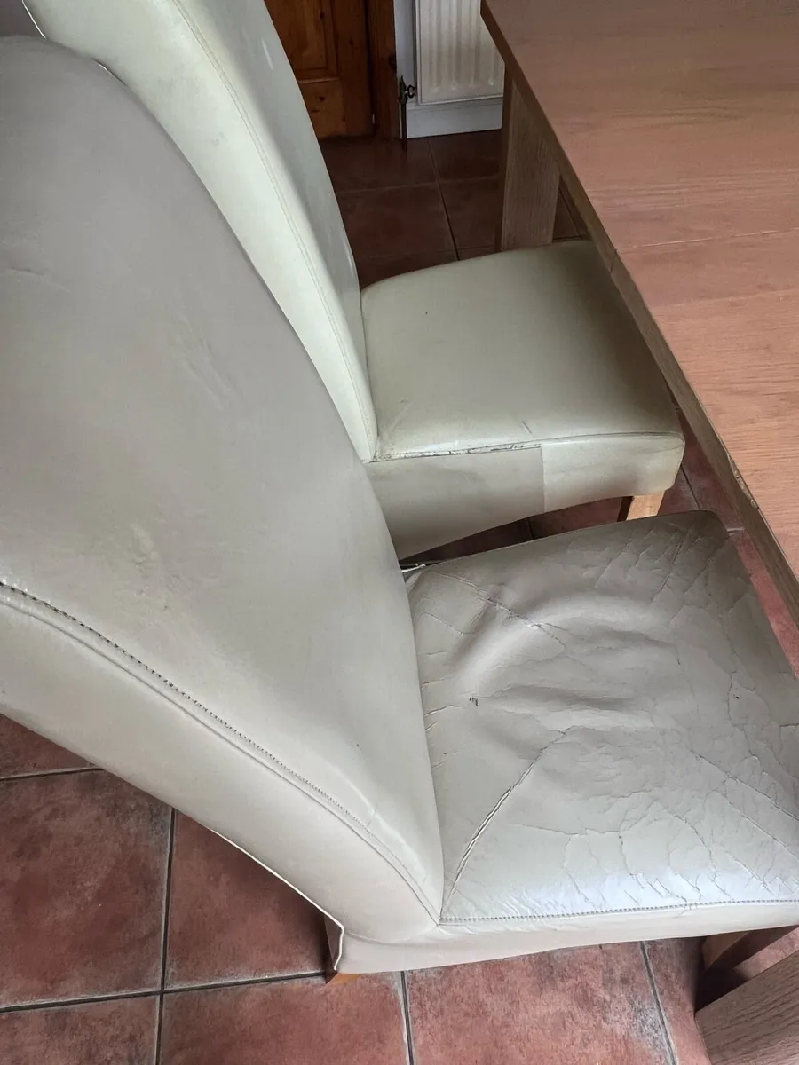Table and chairs - Image 4