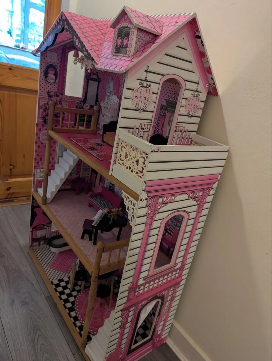 Large dollhouse with accessories - Image 1