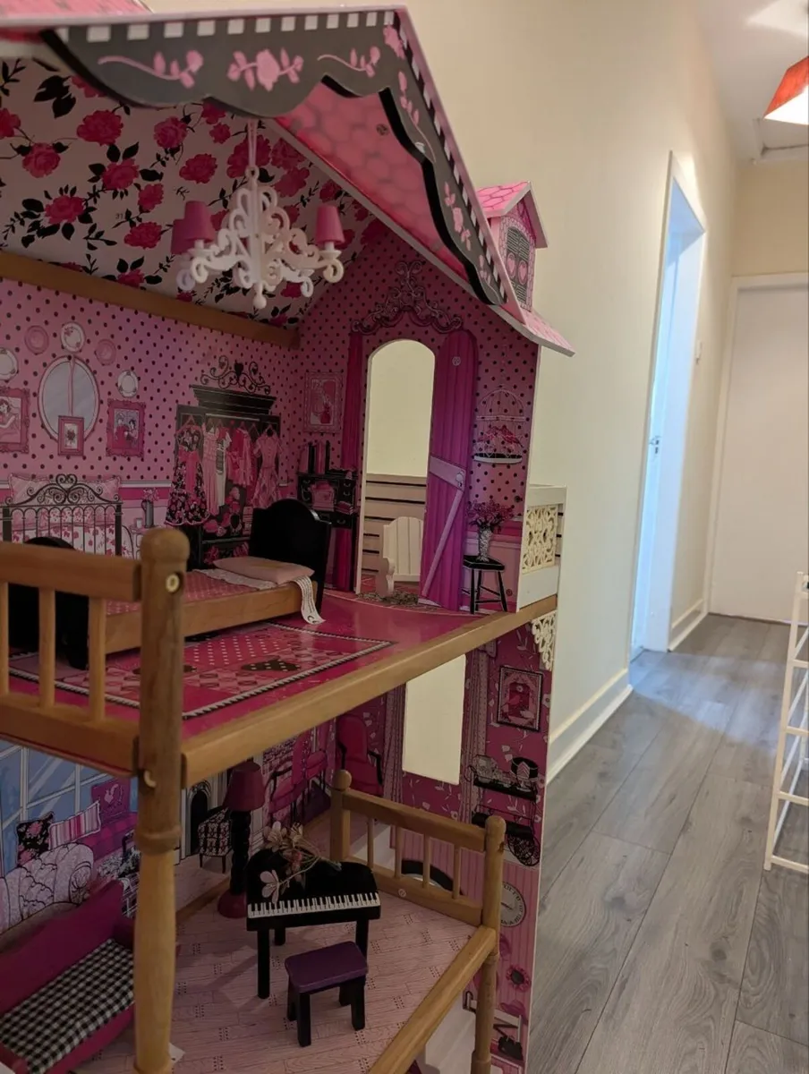 Large dollhouse with accessories - Image 3