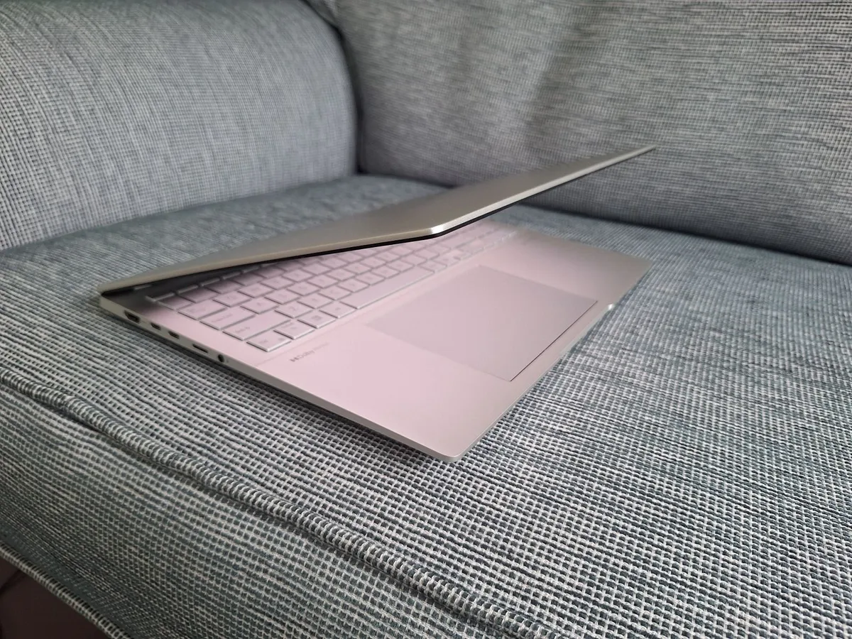 Asus Laptop S15 OLED M5506 - Image 4