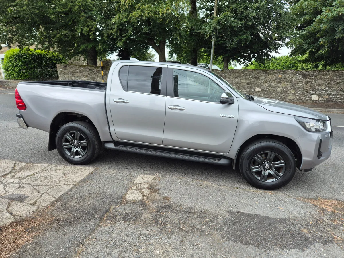 Toyota Hilux 2024 - Image 2