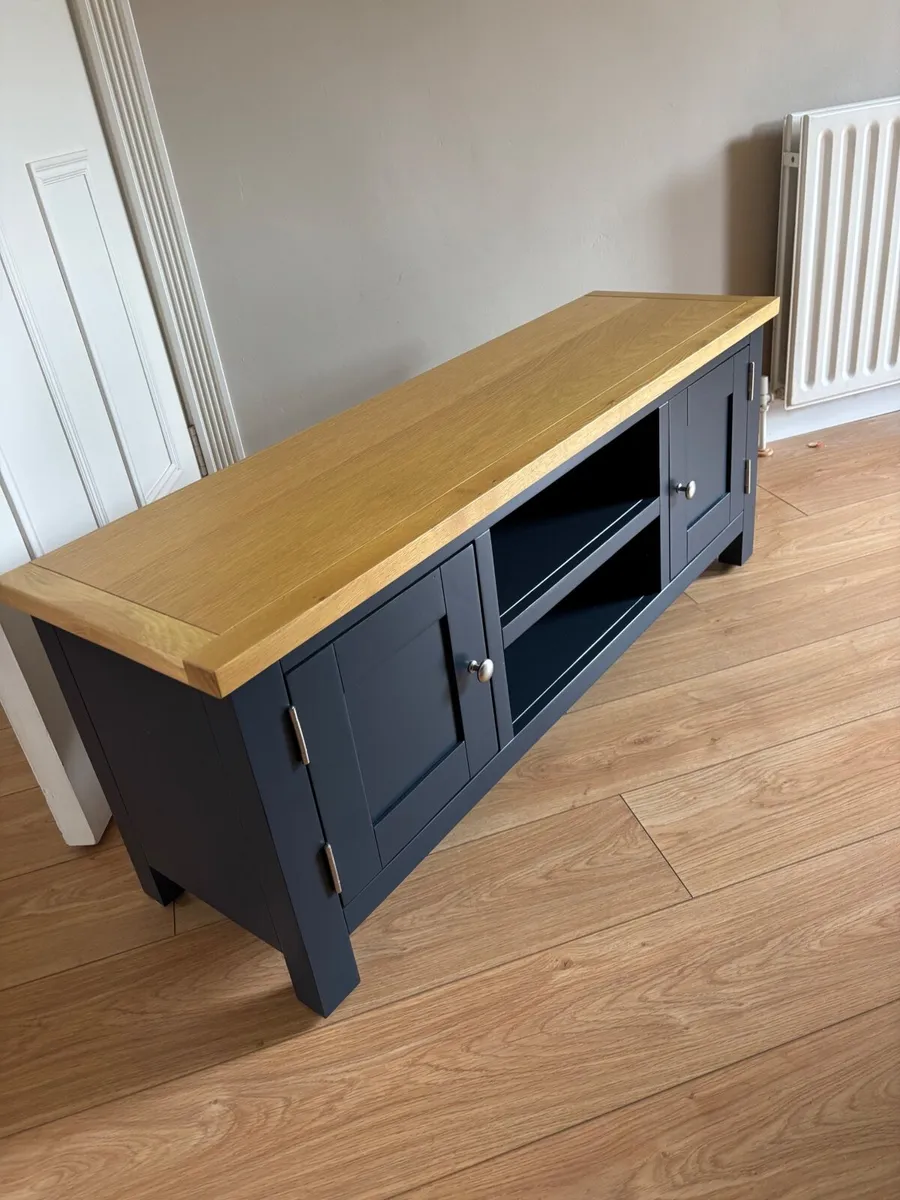 TV stand - Image 1