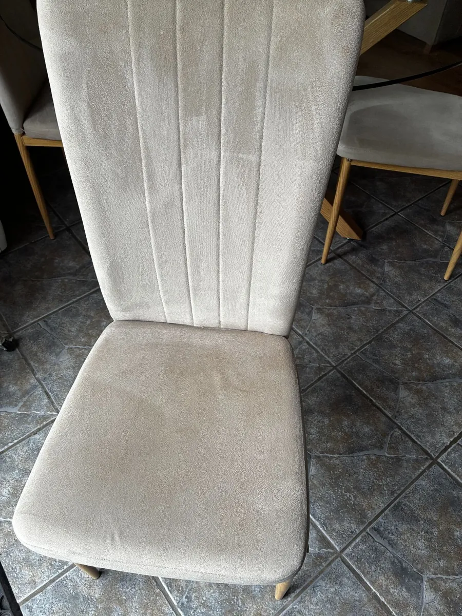 Round dining table with 4 matching chairs - Image 1