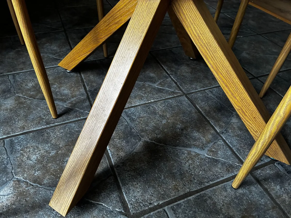 Round dining table with 4 matching chairs - Image 2