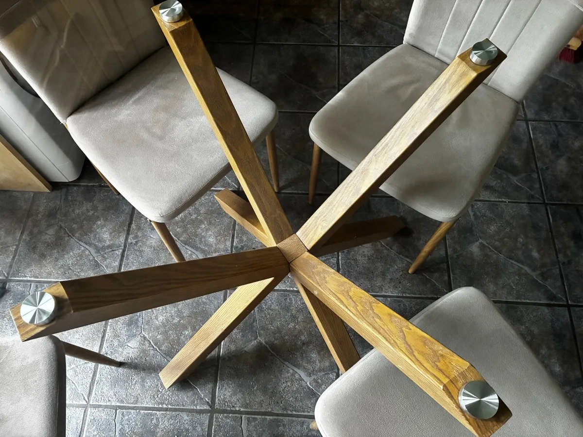 Round dining table with 4 matching chairs - Image 3