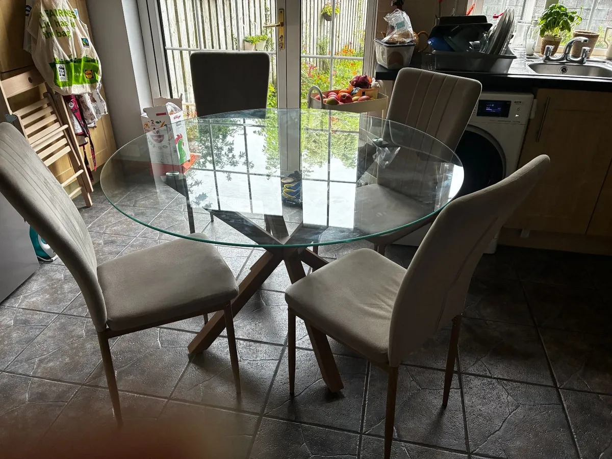 Round dining table with 4 matching chairs - Image 4