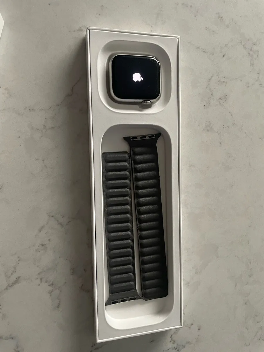 Apple Watch SE 40mm - Image 1