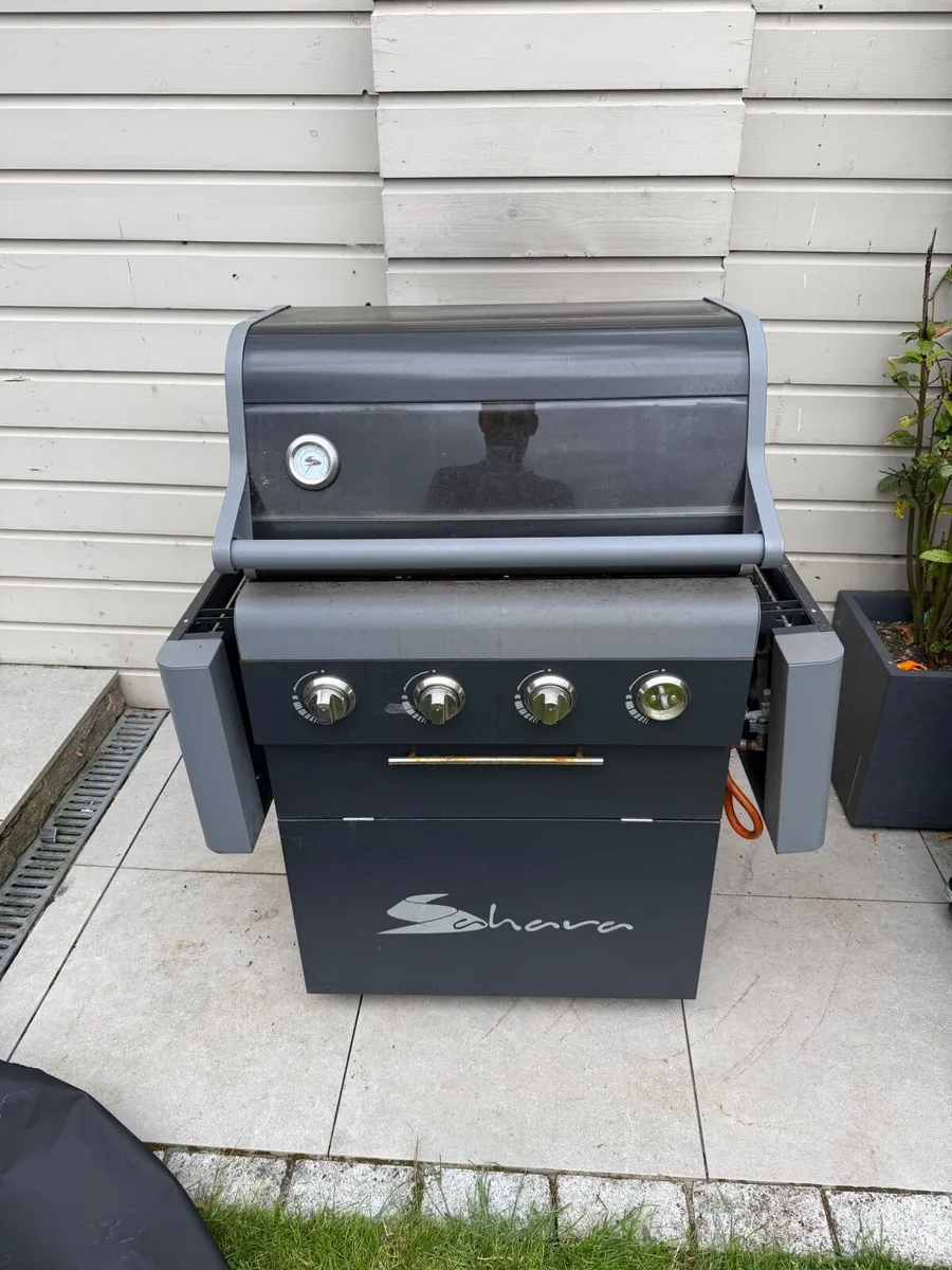 BBQ - 4 burner gas BBQ - Image 3